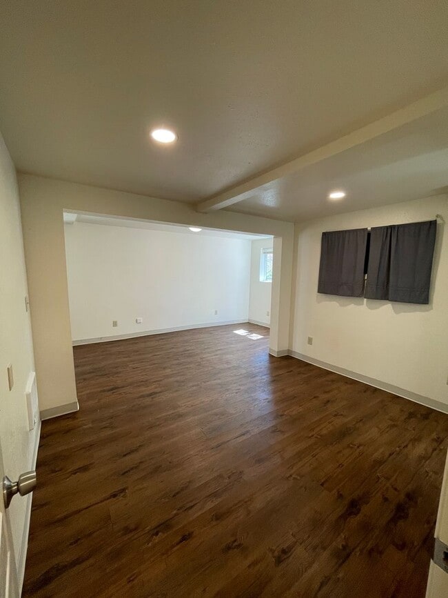 Building Photo - Awesome studio apt downtown with full kitc...