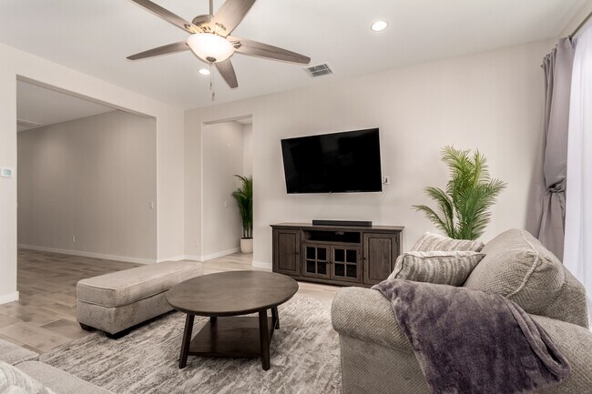 Building Photo - 941 Treasure Trl
