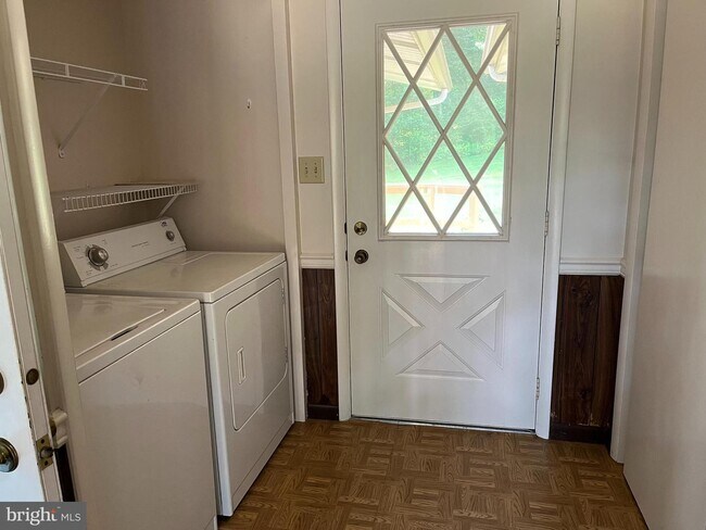 Building Photo - 8 Fernwood Dr