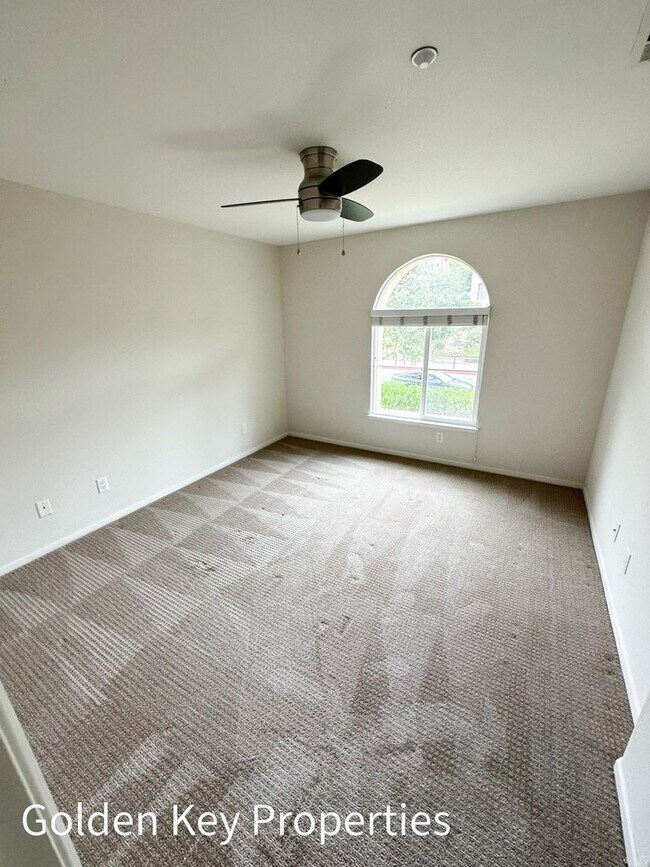 Building Photo - Beautiful, highly desirable end-unit in Co...