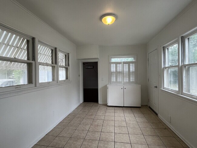 Building Photo - 3 Bedroom close to Campus!!