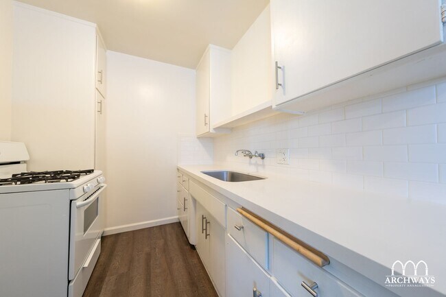 Building Photo - ~ Beautiful and Spacious 1 bd/1bath in Santa Monica ~
