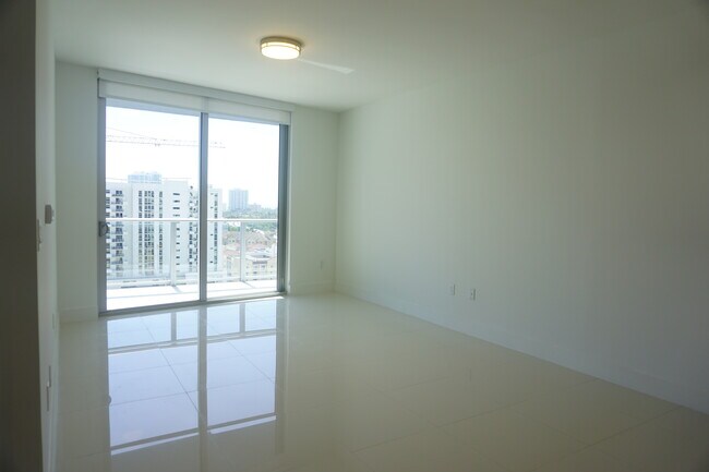 Building Photo - 1010 SW 2nd Ave