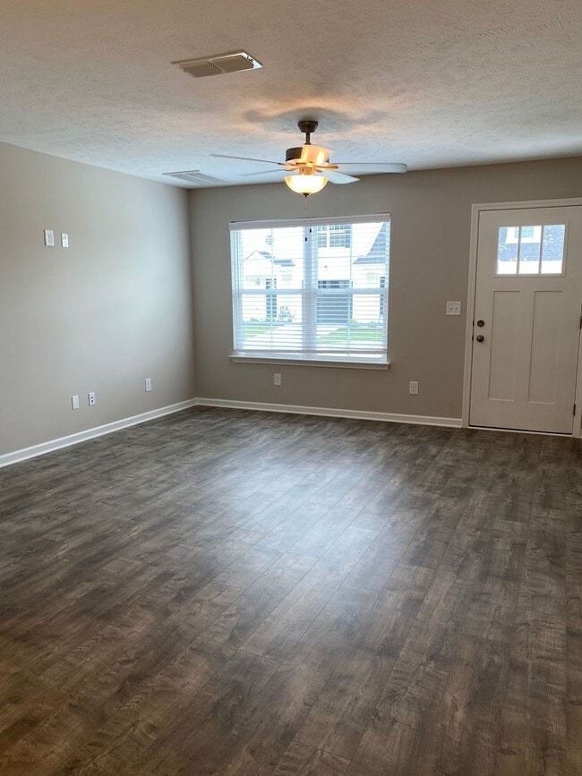 Building Photo - 3 BD 2.5 BA | 2 Car Garage | End Unit Townhome