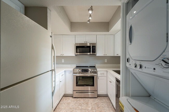 Building Photo - 11026 N 28th Dr