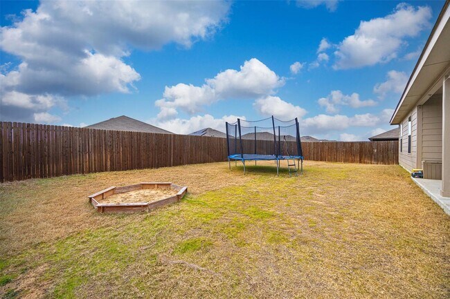 Building Photo - 904 Saddle Horn Way