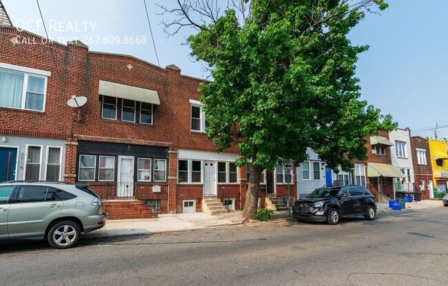 Building Photo - Newly Renovated Grays Ferry Home