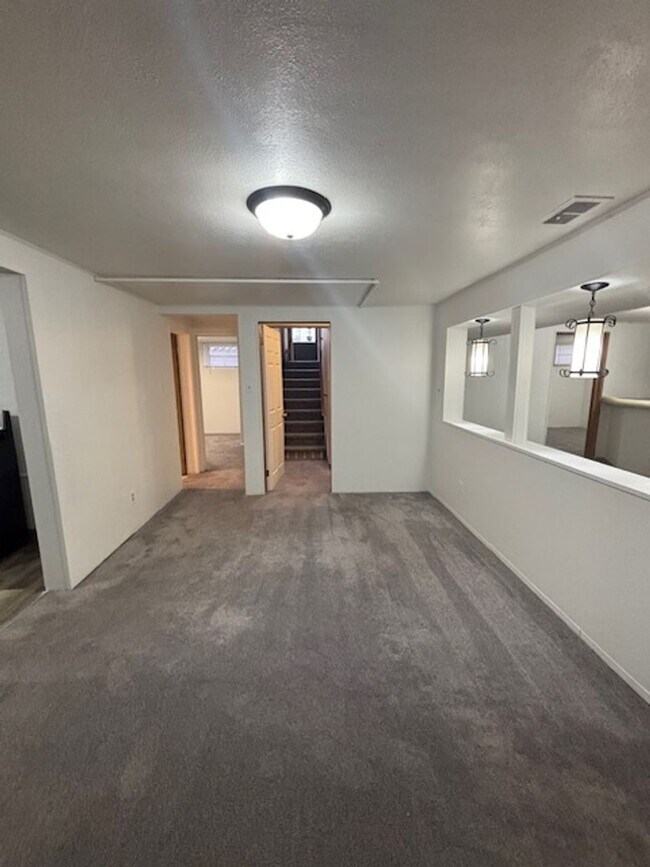 Building Photo - 419 W 5th Ave