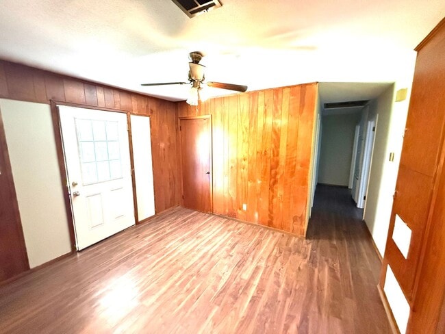 Building Photo - ** 3 bed 1.5 bath located in Southlawn ** Call 334-366-9198 to schedule a self showing