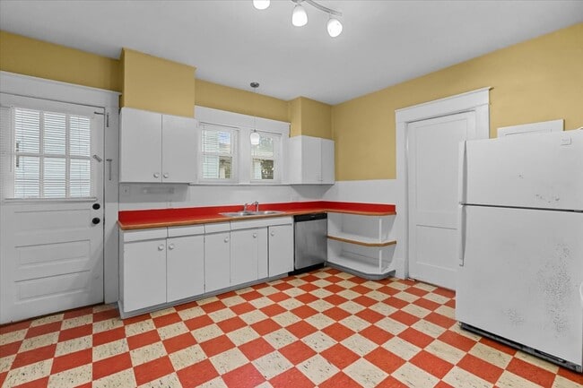 Building Photo - 707 Mayflower Dr