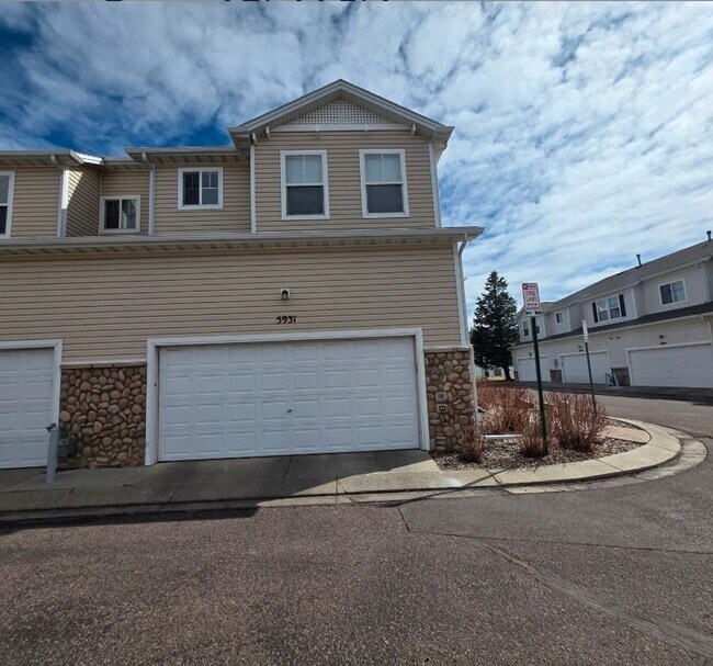 Building Photo - Stunning 3 Bed 3 Bath Home Near Stetson Hills!!