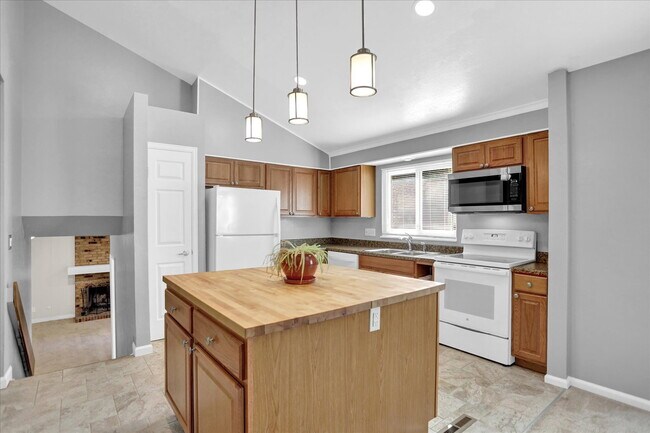 Building Photo - "Spacious 4-Bedroom Haven with 3 Full Baths in Aurora's Heart – 2068 Sq Ft of Comfort!"