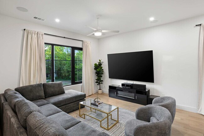 Building Photo - 8922 San Benito Way