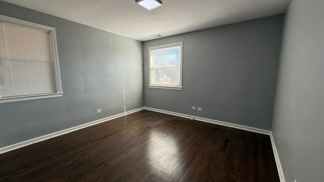 Building Photo - 5843 N Cicero Ave