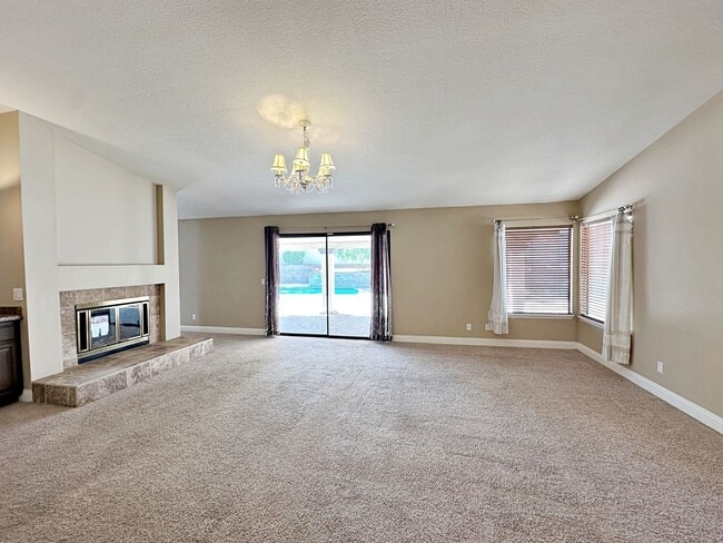 Building Photo - Green Valley Luxury Single Story: Pool, Putting Green, & 4 Bedrooms