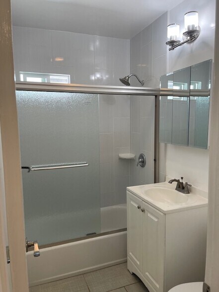 Building Photo - 530 N Van Ness Ave