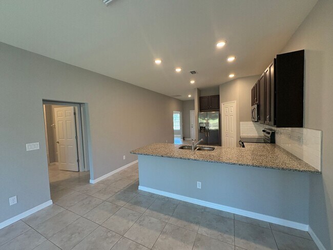 Building Photo - 3 Bed, 2 Bath Home with Screened Lanai & S...