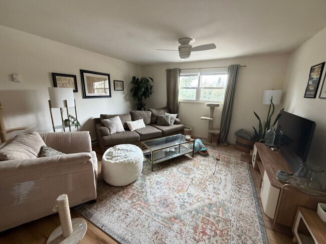 Building Photo - 712 Roanoke St E