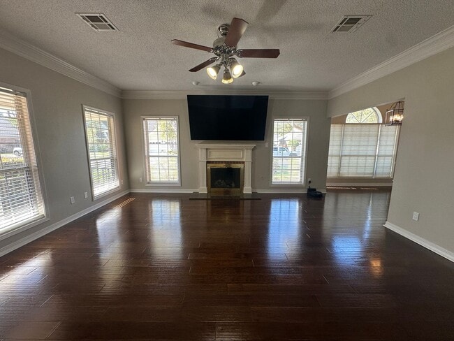Building Photo - Gorgeous 3 Bed Brick Home