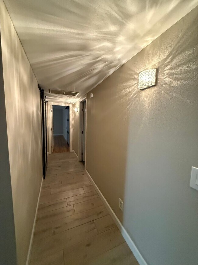 Building Photo - Luxury 4 Bedroom in Country Estates