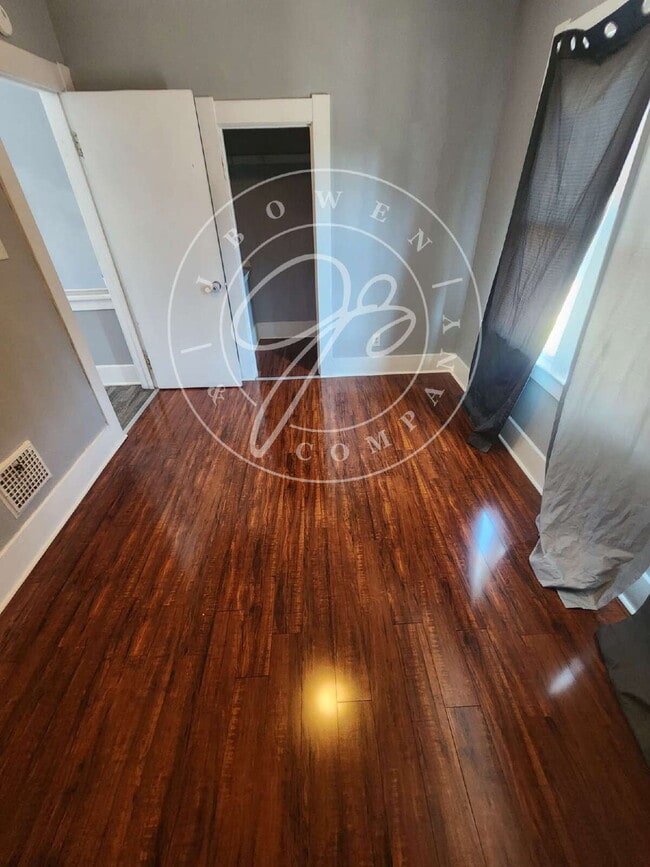 Building Photo - Spacious 3 bed with bonus room and shower ...