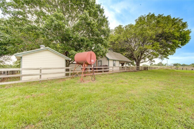 Building Photo - 1712 Lynn Rd
