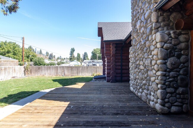 Building Photo - Luxury secondary Lake Property offering 3 beds 2.5 baths and bonus space