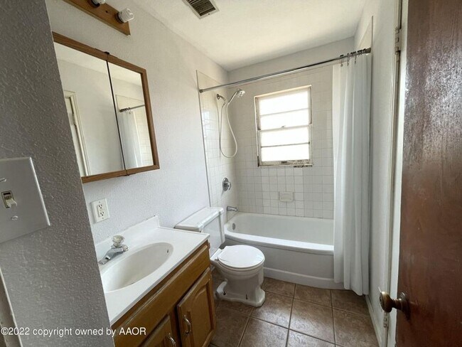 Building Photo - Cute 2bedroom 1 bathroom perfect for a truck driver