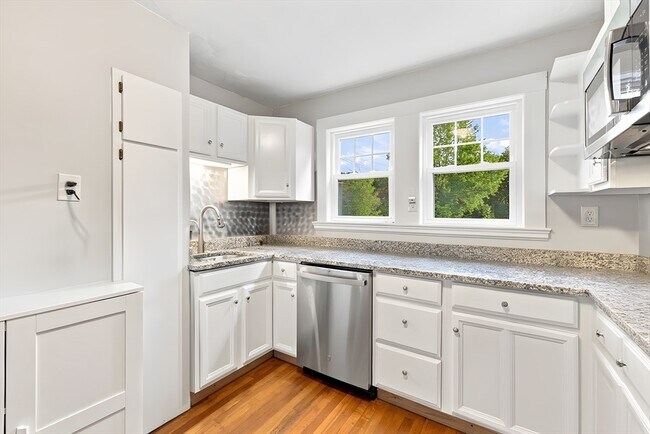 Building Photo - 99 Thorndike St
