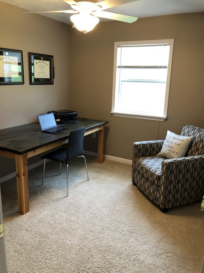 Building Photo - 2020 Grandview Dr