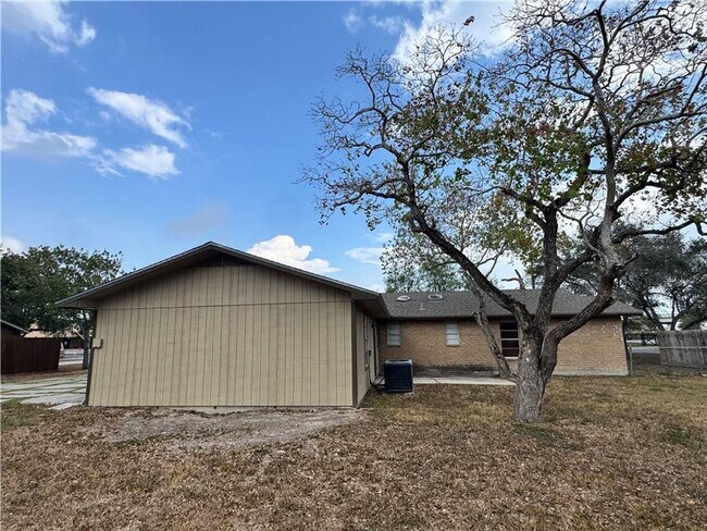 Building Photo - 3 bedroom 2 bath house in Calallen