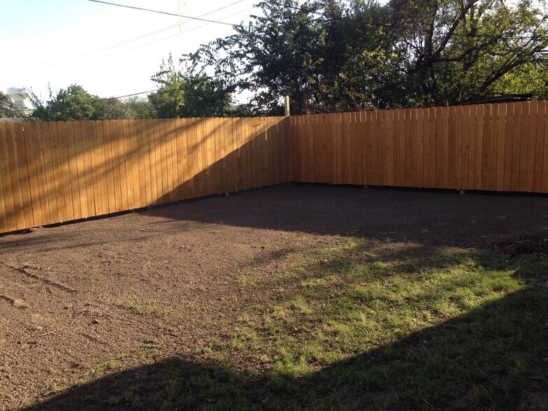 Building Photo - 108 Moss St