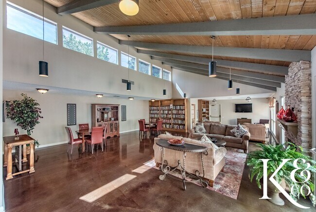 Building Photo - Ground-Floor Living in a Desirable 55+ Thousand Oaks Community