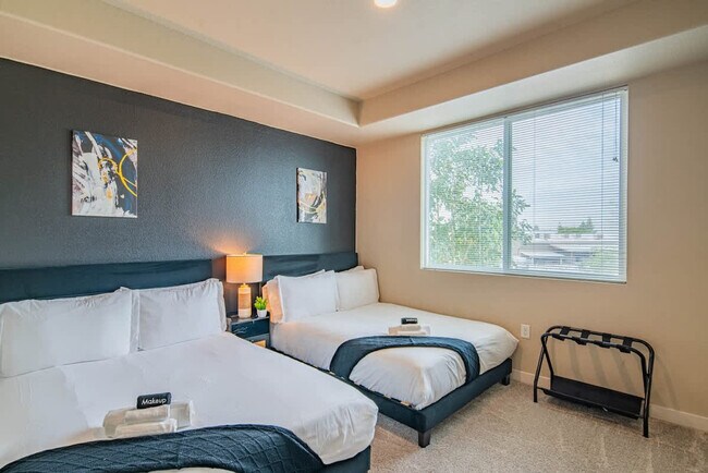 Building Photo - 1890 S Country Club Way