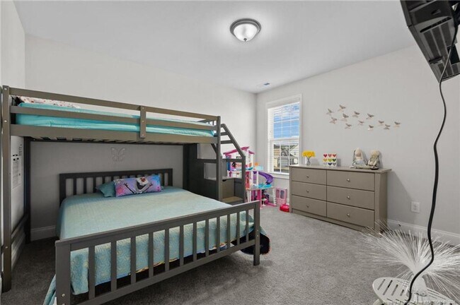 Building Photo - 4 Bedrooms 3 Bathrooms