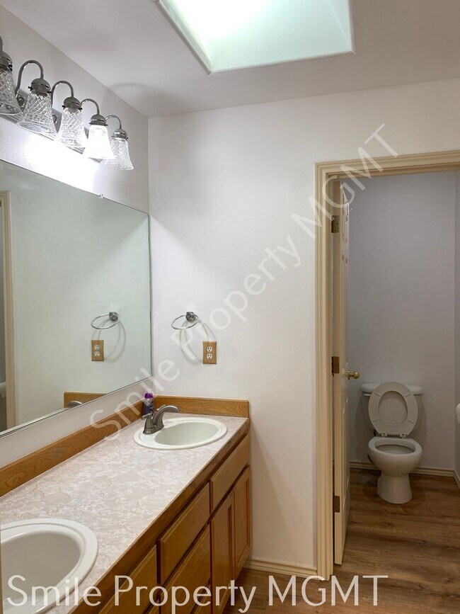 Building Photo - single house