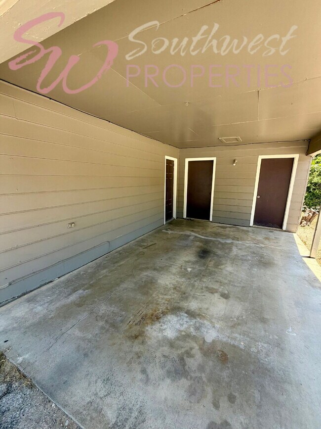 Building Photo - Location! Location! Easy walk to campus! 2 bedroom duplex!