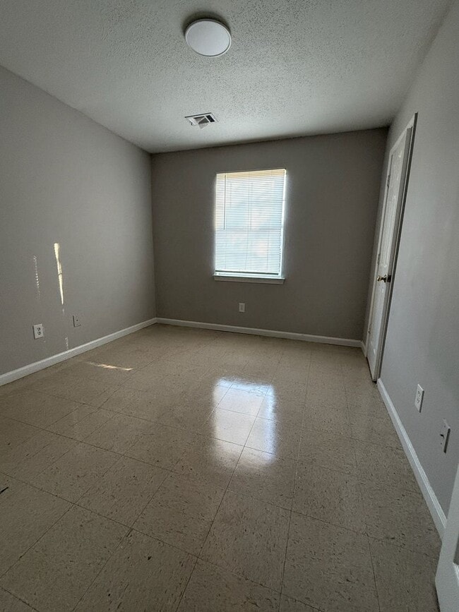 Building Photo - 8135-8135 Carlton Trail NW