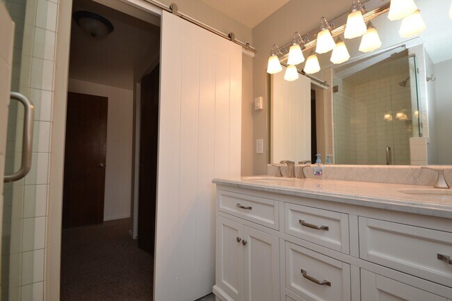 Building Photo - Awesome 5 bed 3 bath Home in Murray!!!