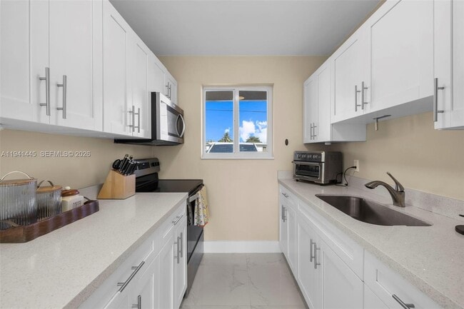 Building Photo - 10750 SW 43rd Ln