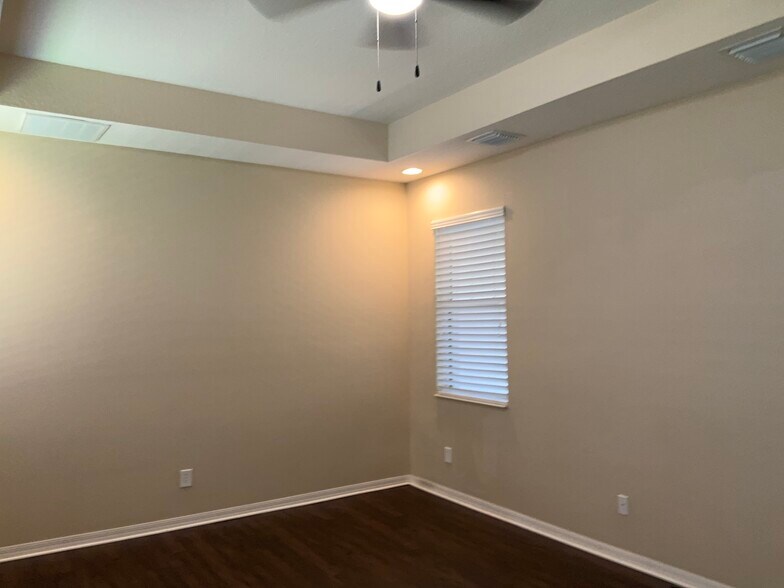 Building Photo - 16017 Loneoak View Dr