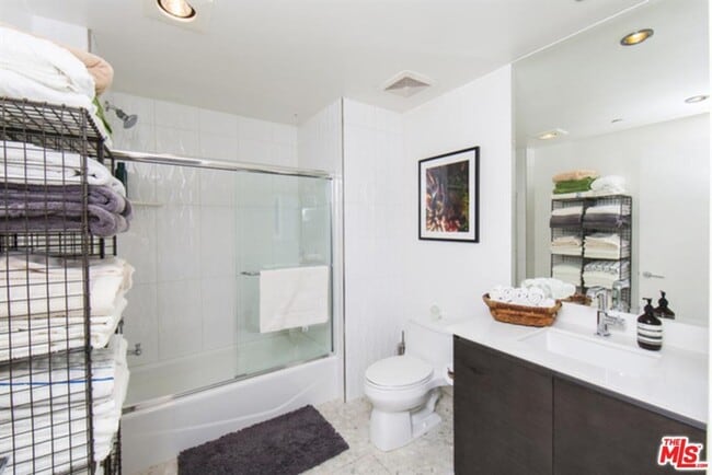 Building Photo - Penthouse Unit Available! Walkers Paradise! Will not Last!