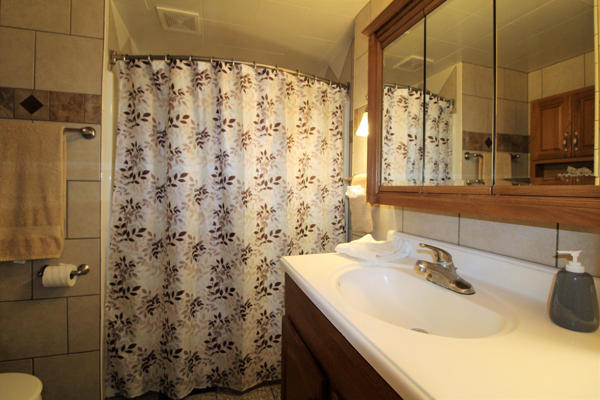 Full bathroom with tub/shower combo - 2820 NY-28
