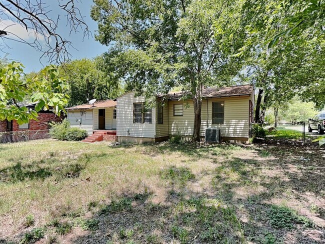 Building Photo - Quaint 3 bedroom in the Wilshire Addition in Fort Worth!