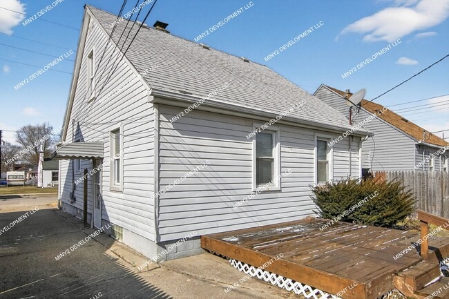 Building Photo - Charming 3-bedroom Bungalow with Brand-New Kitchen in Warren!