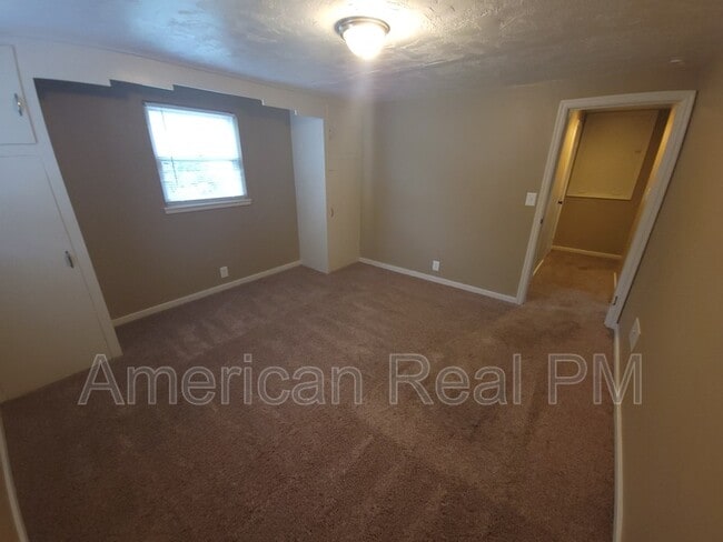 Building Photo - 613 NE 45th St