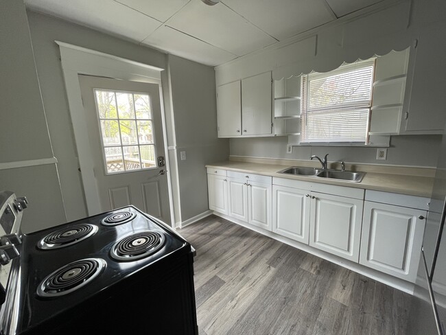 Kitchen - 436 S Westnedge Ct