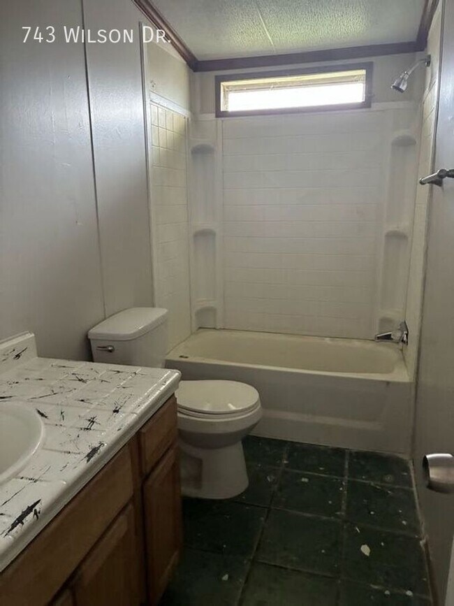 Building Photo - 743 Wilson Dr