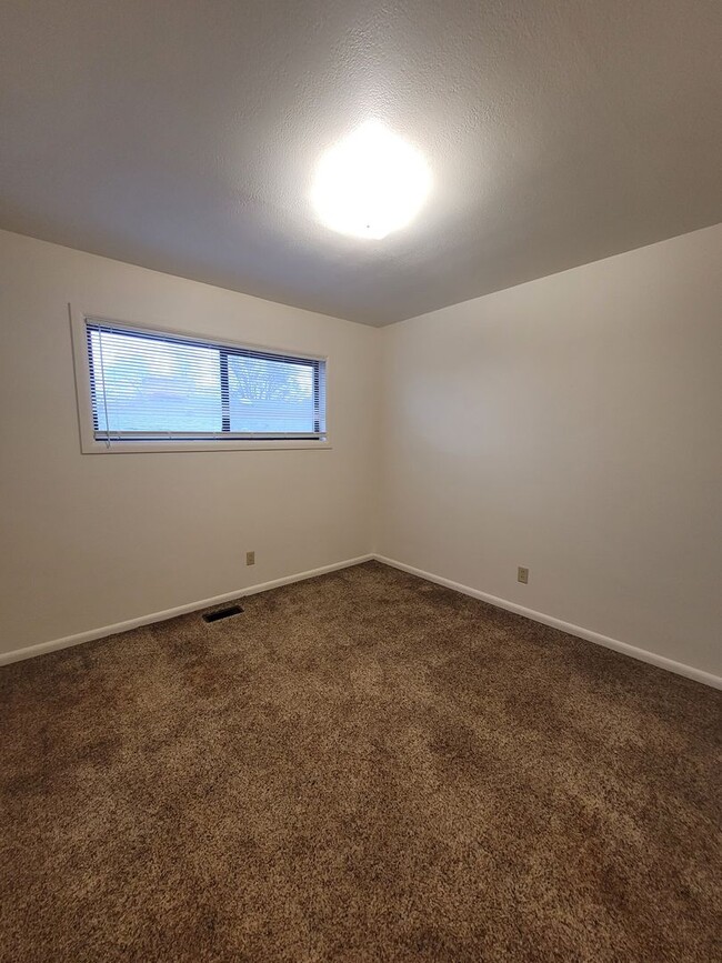 Building Photo - FREE DECEMBER RENT - New Interior Paint/ 1637 Sq Ft