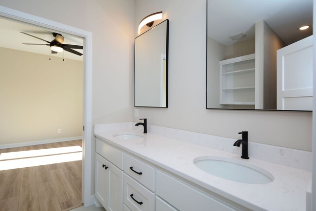 Building Photo - New Construction Townhouse Available Now in Roseville!